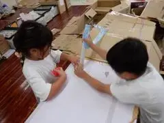 写真:段ボール工作する子たち