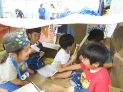 写真:段ボールでできた屋根付きの船