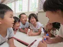 写真:顔を突き合わせて話す子供たち