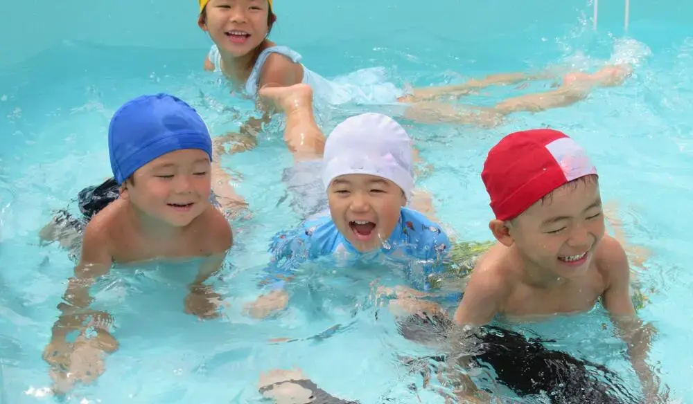 写真:プールで遊ぶ子どもたち