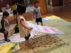 写真:布団を敷く子