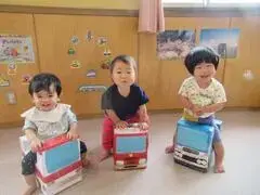 写真:車型の椅子にまたがる子たち