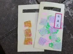 写真:千代紙を貼って色とりどりになった袋