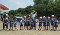 写真：盆踊りをする子供たち