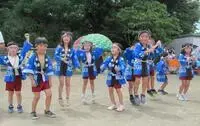 写真：一列に並んでジャンプしている子どもたち