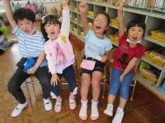 写真：手を振り上げて、気合を入れる子どもたち