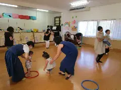 写真:親子でフラフープを楽しんでいる様子
