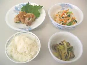 写真:えのきと水菜の肉巻き、切干しと白滝の和え物、セロリとしめじのきんぴら、ごはん