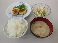 写真:しめじのつくね焼き、山芋の梅酢和え、豆乳のスープ、ごはん