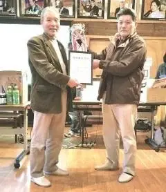 写真:優勝トロフィー贈呈