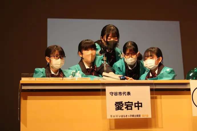写真:早押し問題に挑む様子です。