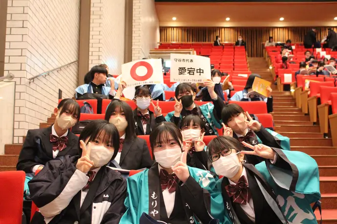 写真:まるばつクイズのプレートを持って記念撮影