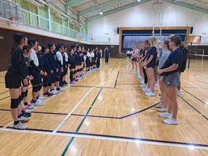 御所ケ丘中学校女子バレーボール部との交流
