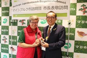 写真:ラングウィーザー副市長、松丸市長