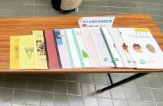 写真:歴代の海外派遣報告書