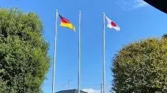 写真:市役所中庭にドイツ国旗を掲揚