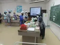 写真：家庭科調理実習の様子1