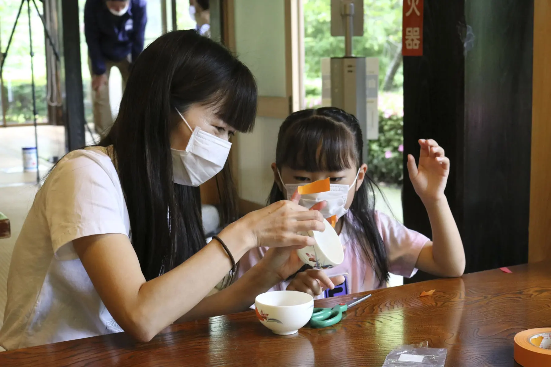 写真：親子で創作している様子