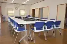 会議室に椅子やテーブルが並んでいる写真