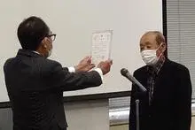 写真:市長から区長永年勤続表彰を手渡している様子1