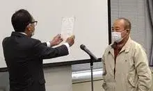 写真:市長から区長永年勤続表彰を手渡している様子2