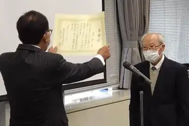 写真:市長から茨城県自治会連合会顕彰を手渡している様子2