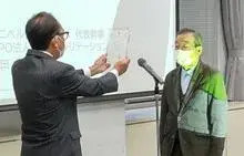 写真:市長から区長永年勤続表彰を手渡している様子3