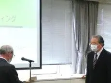 写真:感謝状が贈られる様子2