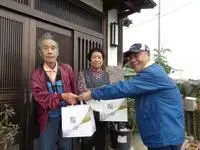 写真:記念品を手渡している様子1