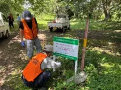 写真:看板設置作業の様子