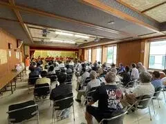 写真：演奏を聴いている人たちの様子