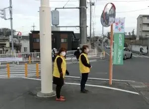 写真：挨拶運動をしている様子