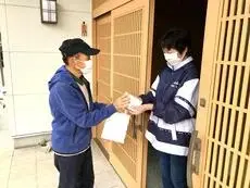 写真:敬老記念品のお渡しの様子