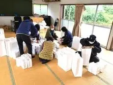 写真:仕分け作業
