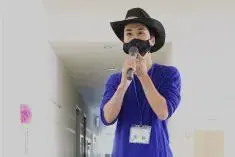 写真：司会者