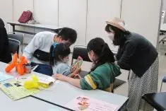 写真：ホストからお菓子を受け取る子ども