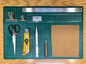 写真：補修用道具　はさみ、カッター、カッターマット、定規、ピンセット、目打ち、目玉クリップ、紙やすり