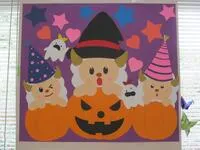 写真:ハロウィンの壁飾り