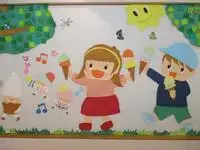 写真：アイスクリームを持つ子供