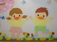 写真：二人の子どもが、春を楽しんでいる壁飾り
