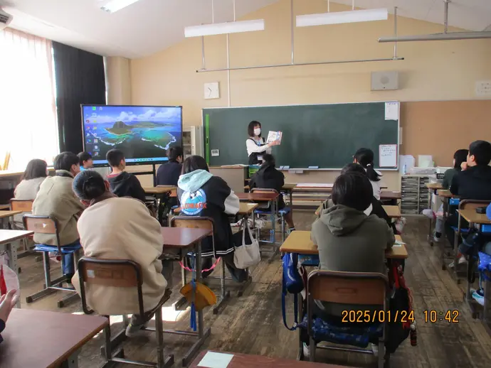 写真：松ケ丘小学校6年生 ブックトークの様子2