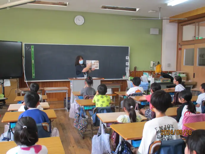 写真：高野小学校3年生 ブックトークの様子1