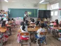 写真：御所ケ丘小学校1年生　ブックトークの様子2