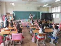写真：御所ケ丘小学校1年生　ブックトークの様子3