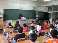 写真：御所ケ丘小学校2年生　ブックトークの様子1