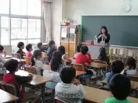 写真：御所ケ丘小学校2年生　ブックトークの様子2