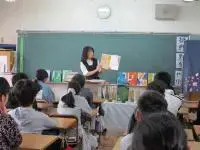 写真：御所ケ丘小学校6年生　ブックトークの様子1