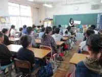 写真：御所ケ丘小学校6年生　ブックトークの様子2