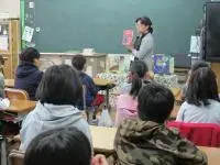 写真：御所ケ丘小学校4年生　ブックトークの様子1