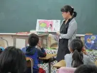 写真：御所ケ丘小学校4年生　ブックトークの様子2